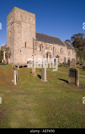 dh St Cuthberts Kirk DALMENY LOTHIAN schottische romanische normannische Kirche Friedhofsgrabsteine schottland Stockfoto