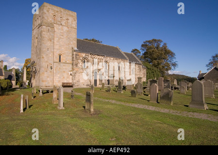 dh St Cuthberts Kirk DALMENY LOTHIAN schottische romanische normannische Kirche Friedhof Grabsteine Friedhofskirchen schottland Stockfoto