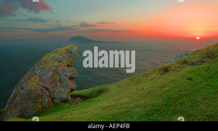 Bardsey Island vom Mynydd Mawr Trwyn Maen Melyn Standing Stone Cardigan Bay Wales U K Europa Ynys Enlli Lleyn Halbinsel Stockfoto