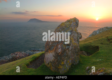 Bardsey Island vom Mynydd Mawr Trwyn Maen Melyn Standing Stone Cardigan Bay Wales U K Europa Ynys Enlli Lleyn Halbinsel Stockfoto