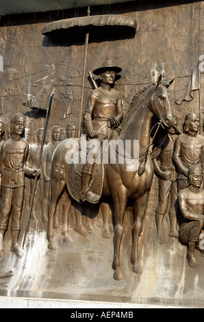 König Naresuan Detail auf Wand-Plakette neben der Statue von König Naresuan, Phitsanulok, Thailand Stockfoto