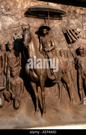 König Naresuan Detail auf Wand-Plakette neben der Statue von König Naresuan, Phitsanulok, Thailand Stockfoto