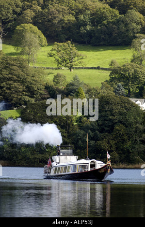 Coniston, Anglo-Saxon für Könige Dorf Coniston Wasserdampf See Schiff mit Hügeln Stockfoto