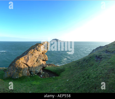 Bardsey Island vom Mynydd Mawr Trwyn Maen Melyn Standing Stone Cardigan Bay Wales U K Europa Ynys Enlli Lleyn Halbinsel Stockfoto