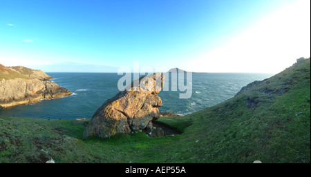 Bardsey Island vom Mynydd Mawr Trwyn Maen Melyn Standing Stone Cardigan Bay Wales U K Europa Ynys Enlli Lleyn Halbinsel Stockfoto