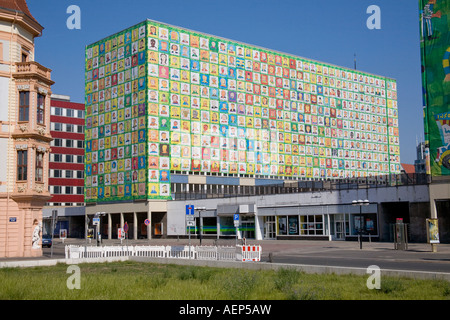 Gemälde und Porträts von einem lokalen Künstler auf riesigen Blättern, die alten kommunistischen Blocks zu decken, die saniert werden Stockfoto