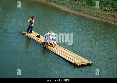 Touristen auf Bambus-Floß, Mae Ping Fluss Mae Ping, in der Nähe von Chiang Mai, Thailand Stockfoto