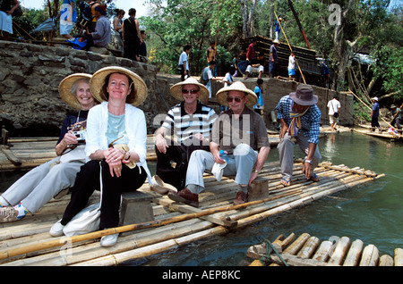 Touristen auf Bambus-Floß, Mae Ping Fluss Mae Ping, in der Nähe von Chiang Mai, Thailand Stockfoto