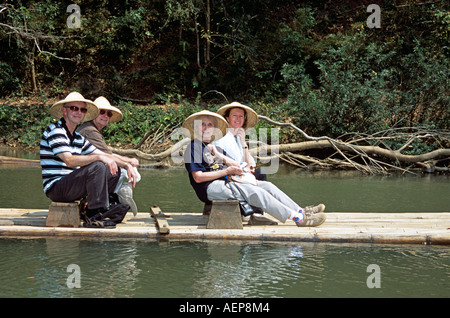 Touristen auf Bambus-Floß, Mae Ping Fluss Mae Ping, in der Nähe von Chiang Mai, Thailand Stockfoto