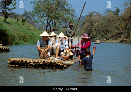 Mutter und Sohn mit Kunsthandwerk in Mae Ping Fluss Mae Ping, in der Nähe von Chiang Mai, Thailand Stockfoto