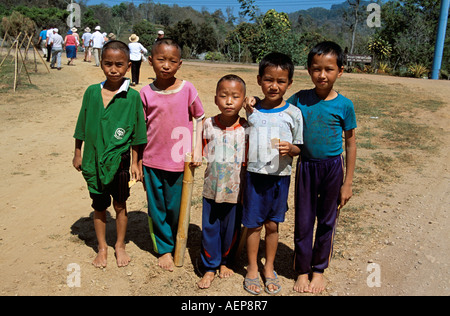 Gruppe von jungen, Hmong Hill Tribe, Huay Luk Dorf, Chiang Dao District, Provinz Chiang Mai, Thailand Stockfoto