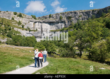 Wanderer nähert sich Malham Cove in den Yorkshire Dales UK Stockfoto