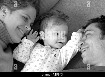Schwarz / weiß Familienporträt, Mama Papa und baby Stockfoto