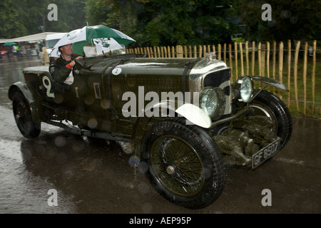 1930 verlässt Bentley Speed Six "alte Nummer zwei" nassen Fahrerlager beim Goodwood Festival of Speed, Sussex, UK. Stockfoto