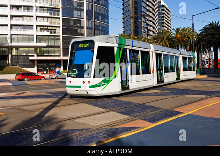 Melbourne Australien / A Melbourne Straßenbahn entlang einer Stadtstraße in Melbourne Victoria Australien reisen. Stockfoto