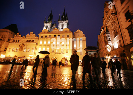 REISE Prag Reise Prag Tschechische Republik Menschen Im Regen Auf Dem Altstaedter Ring in der Prager Innenstadt Stockfoto