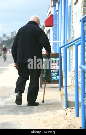 Alter Mann zu Fuß Bournemouth beach Stockfoto