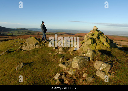 Ein Wanderer bewundert die Aussicht in der Nähe von Mitchells Fold Stone Circle, Shropshire, UK Stockfoto