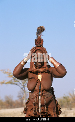 Namibia Kaokoland in der Nähe von Opuwo Frau Himba Stammes zeigt Kopfbedeckung für Hochzeiten genutzt Stockfoto