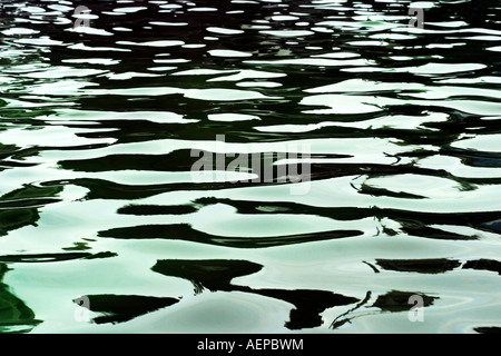 Wasser Oberfläche grün blau Stockfoto