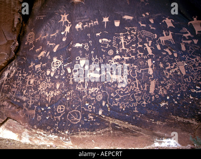 Prähistorische Felszeichnungen oder Anasazi Indian rock Carvings geschnitzt in Sandstein Felsen bei Zeitung Rock, southern Utah. Stockfoto