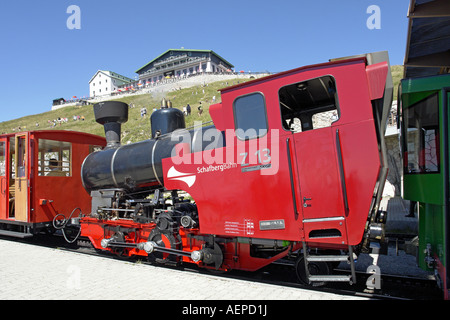 Dampf-Motor Z 13 mit roten Busse warten auf Passagiere vom Schafberg, St. Wolfgang an einem sonnigen Sommertag zu nehmen Stockfoto