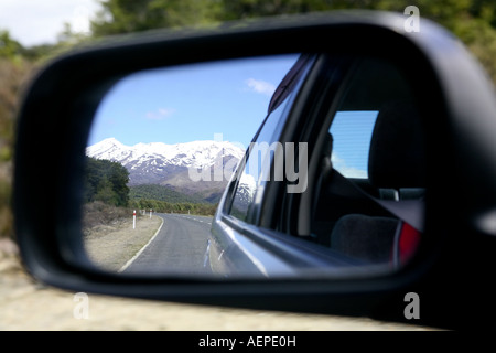 Mount Ruapehu gesehen in einem Autospiegel, Tongariro National Park, Neuseeland Stockfoto