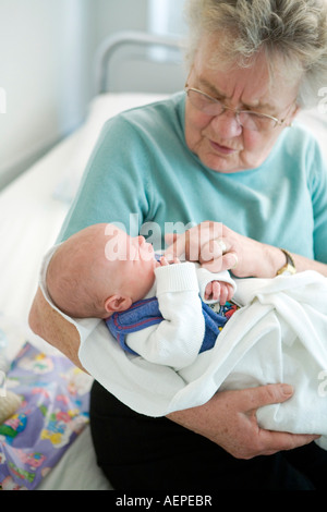 Großmutter mit einem Baby im Arm Stockfoto
