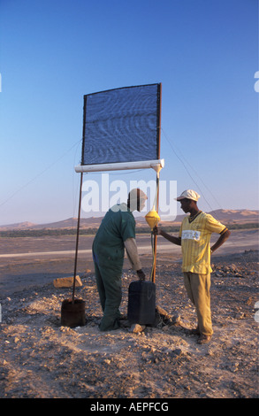 Namibia Swakopmund Menschen Topnaar Stammes zur Namib Wüste am Nebel Sammelsystem arbeiten Stockfoto