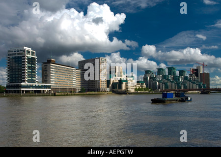 St George Warf das SIS Gebäude und andere Bürogebäude am Vauxhall Cross London von Millbank gesehen Stockfoto