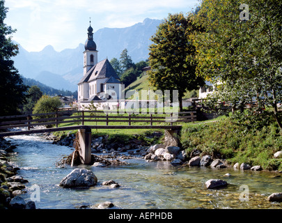 Ramsau, Pfarrkirche St. Fabian Und Sebastian, Ostansicht Vor der Reiteralpe Stockfoto