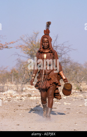 Namibia Kaokoland in der Nähe von Opuwo. Frau der Himbas mit Kopfbedeckung für Hochzeiten genutzt Stockfoto