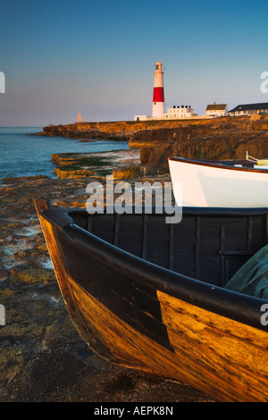 Portland Bill Leuchtturm und kleine Fischerboote an der Südspitze der Isle of Portland, Dorset Stockfoto