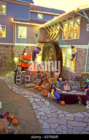 Bei dieser Halloween-Dekoration-Veranstaltung eine historische shopping Village in Utah, USA geführte Unternehmen von Hexen. Stockfoto