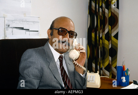 Editor auf Telefon ägyptischen Zeitung Stockfoto