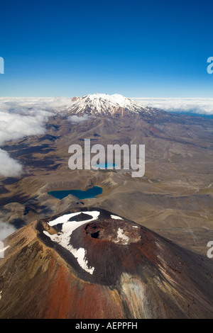 Krater und sekundäre Kegel des Mount Ngauruhoe und Mount Ruapehu aus der Luft, Tongariro National Park, Neuseeland Stockfoto