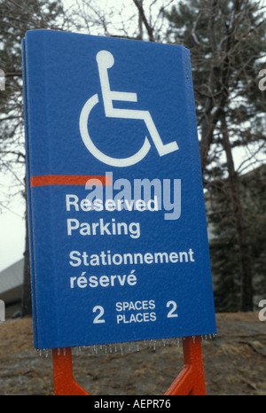 Bi-Lingual Zeichen für Behindertenparkplätze Stockfoto