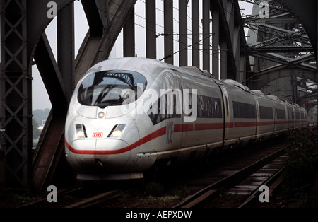 Deutschen Eisenbahn InterCity Express ICE (Diesel-Version) Überquerung des Flusses Rhein, Köln, Deutschland. Stockfoto