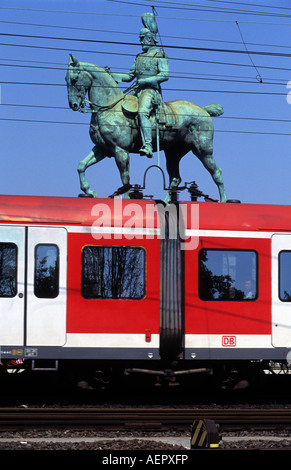 Deutsche Bahn S-Bahn lokalen Personenverkehr Ankunft in Köln, Nordrhein-Westfalen, Deutschland. Stockfoto