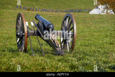 Konföderierten Kanone auf dem Schlachtfeld Union Truppe Reenactors im Hintergrund Stockfoto