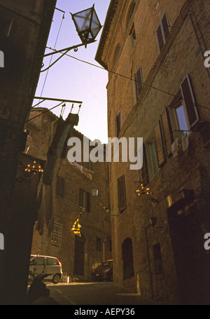 Charakteristischen Blick auf Seitenstraße UNESCO World Heritage Site Siena Toskana Toscana Italien Italia Mitteleuropas Stockfoto