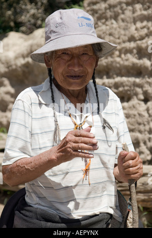 Eine alte tibetische Frau in einem ländlichen Dorf in einer tibetischen Gegend von Sichuan, China. Stockfoto