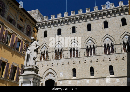 Monte dei Paschi Siena Italien ist die älteste erhaltene Bank der Welt mit Statue von Sallustio Bandini Stockfoto