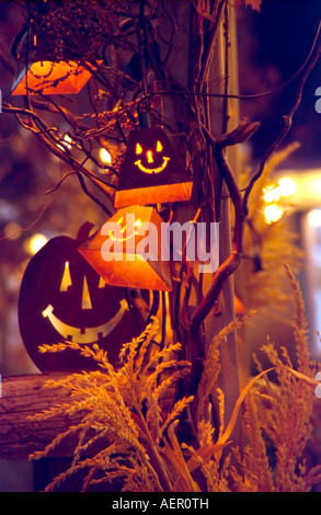 Rusty, Metall-Jack-o-Laterne Glocken, elektrisch beleuchtet, mit Weizen oder Mais Schalen für Akzent in einem Shop in Utyah, USA. Stockfoto