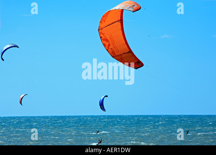 Kitesurfen am Strand von Cumbuco in der Nähe von Fortaleza in Brasilien Stockfoto