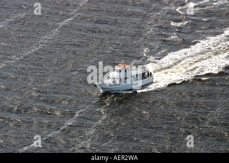 Luftaufnahme von einem Charterboot Angeln in der Nähe der Küste von New Jersey. Stockfoto