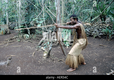 Kleiner Junge spielt ein traditionelles Musikinstrument, Ekasup Cultural Village, Insel Efate, Vanuatu Stockfoto