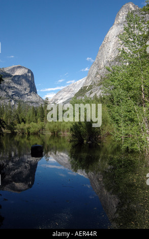 Mirror Lake spiegelt Half Dome in seinen ruhigen Gewässern, Yosemite Valley, Kalifornien, USA. Stockfoto