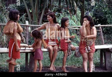 Frauen vom Stamm Yagua im Amazonasgebiet von Peru Stockfoto