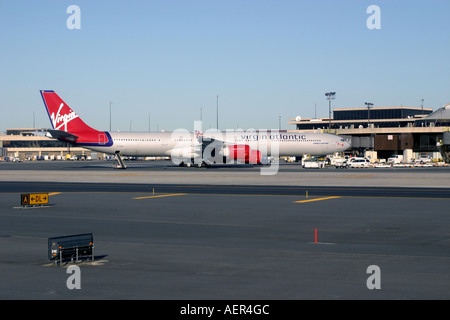Virgin Airlines Flugzeug am auf dem Rollfeld am Flughafen Newark, New Jersey, Vereinigte Staaten von Amerika Stockfoto